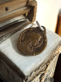Médaille religieuse ancienne Vierge profil métal doré vintage catholique