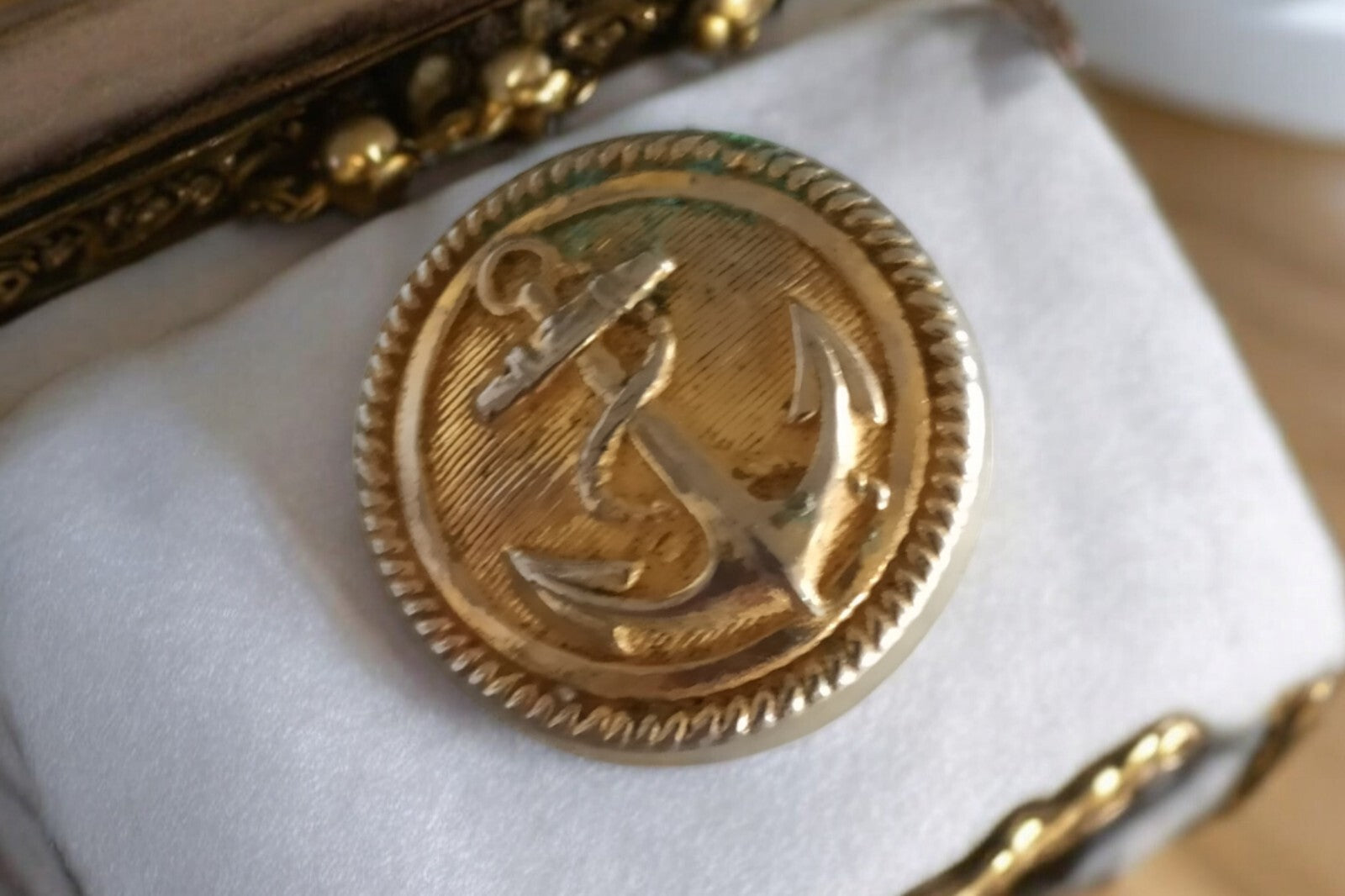 Bouton uniforme marine doré ancre relief costume France style traditionnel