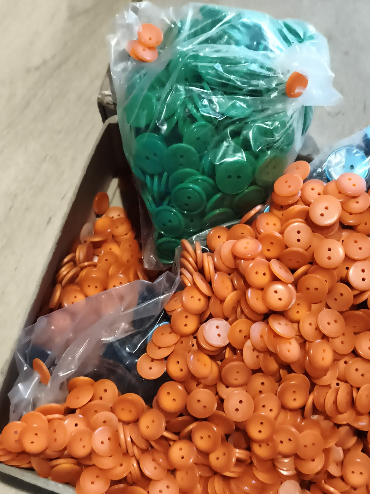Lot anciens boutons vintage orange vert bleu mercerie deadstock boîte magasin