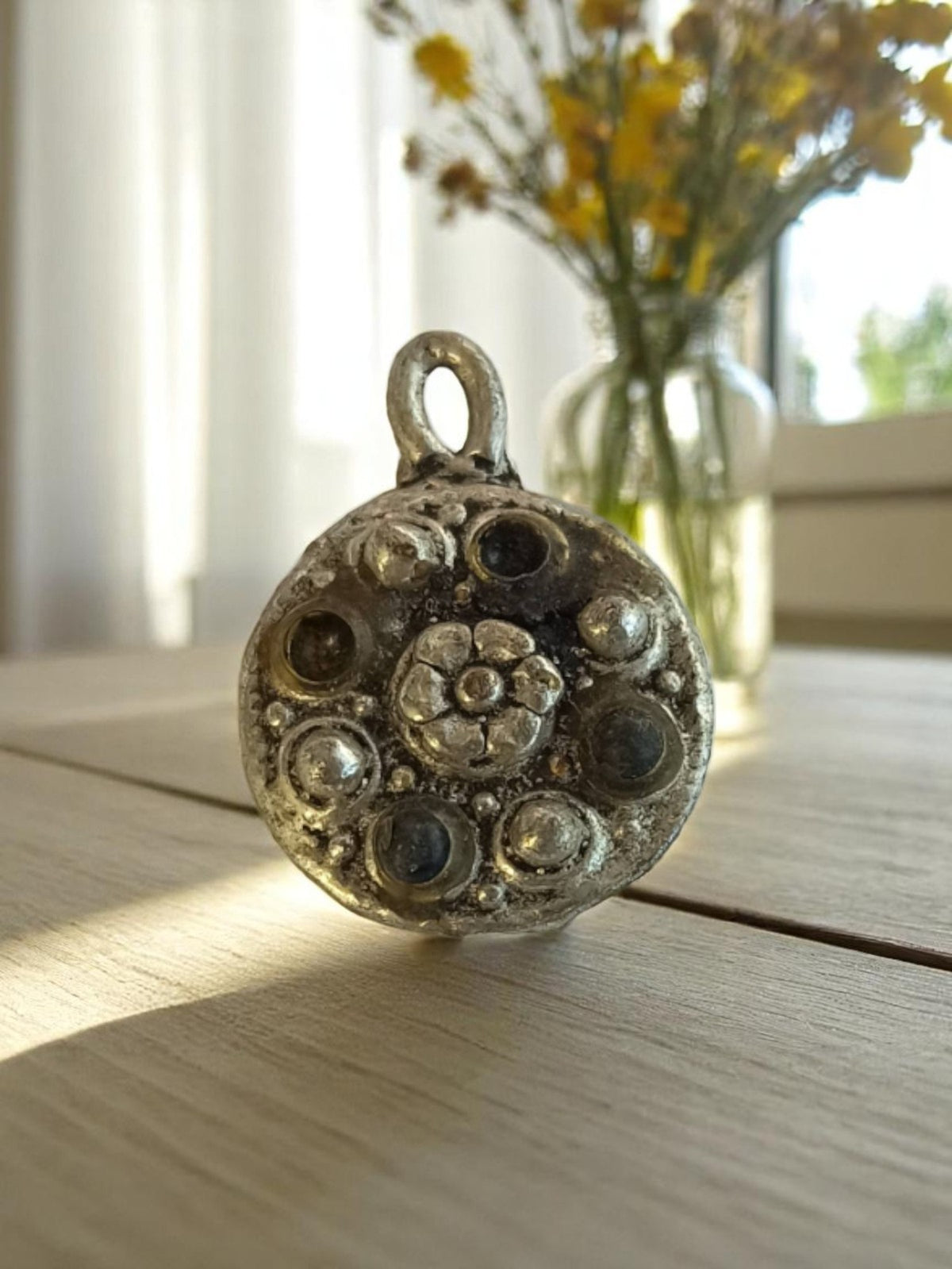 Runder Vintage-Anhänger aus Metall mit Relief, 1950er Jahre, alter Schmuck mit Blumendekor