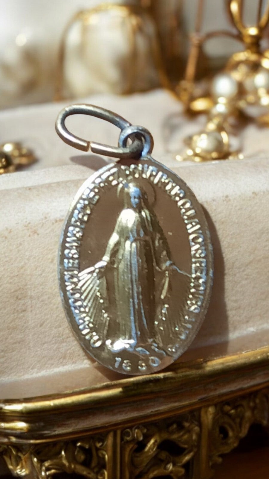 Médaille miraculeuse religieuse vintage finition dorée 1830 – pendentif ancien