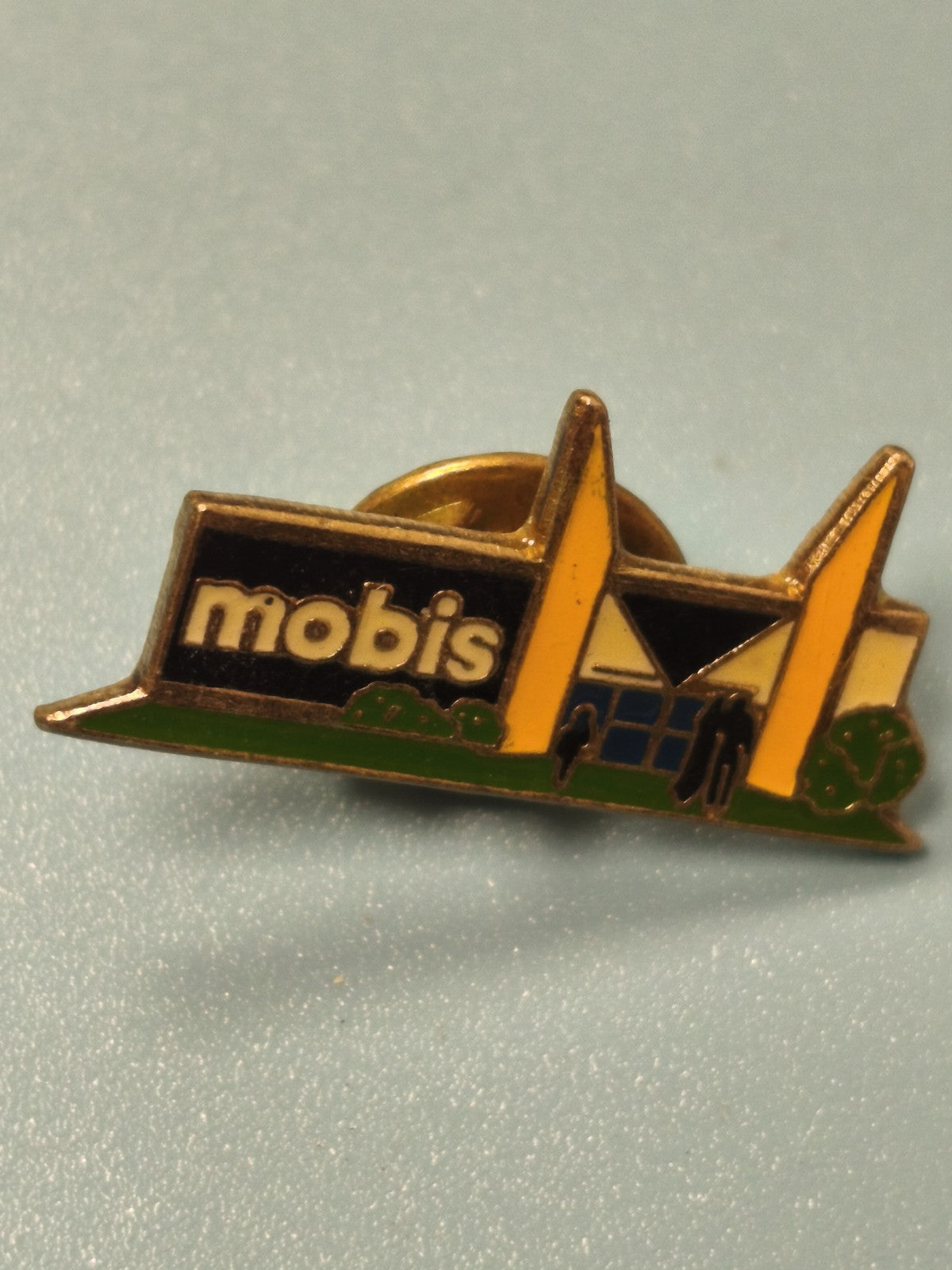 Vintage pin's mobis bâtiment logo jaune vert collection rétro (Ref 5)