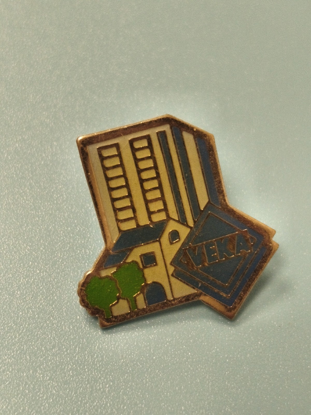 Pin's vintage VEKA immeuble maison émaillé, collection badge ancien (Ref 9)