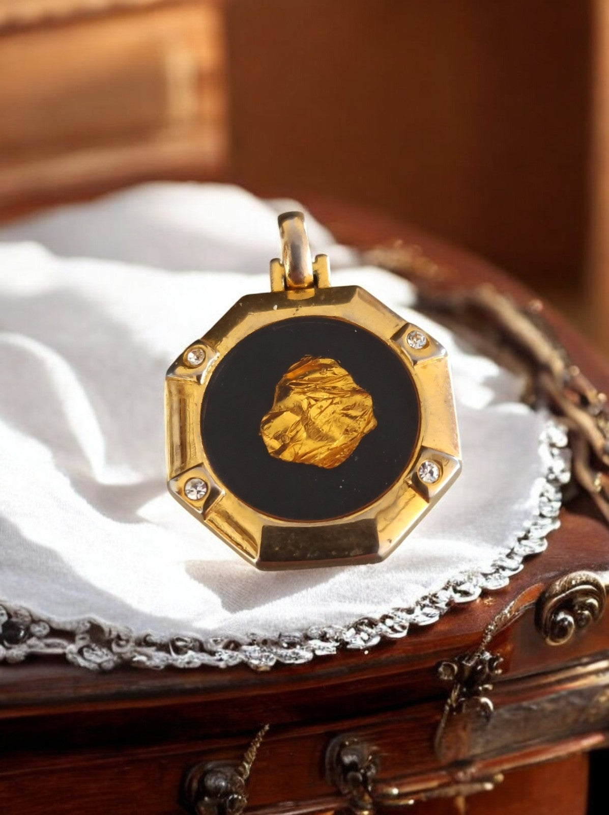 Pendentif vintage octogonal feuille d'or, monture dorée noire, charme ancien