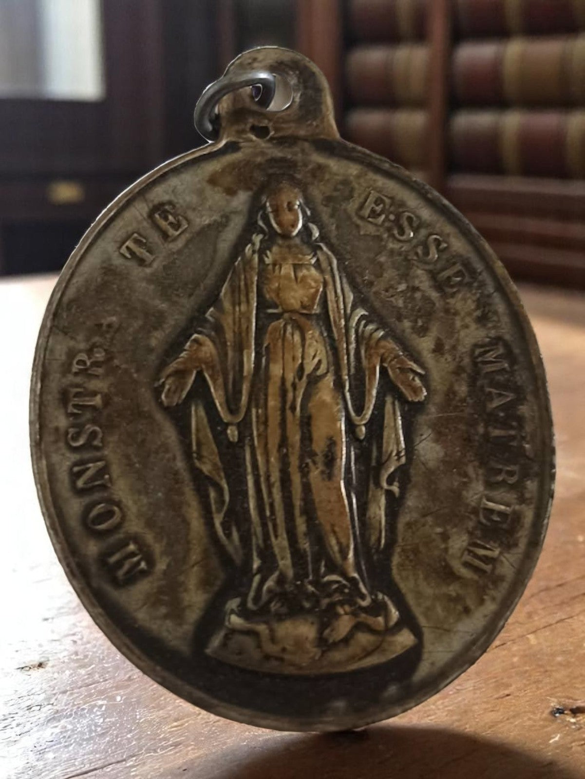 Médaille religieuse catholique vintage Vierge Monstr te esse Matrem patinée