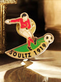 Pin's football SOULTZ 1919 vintage émaillé joueur ballon rare rétro