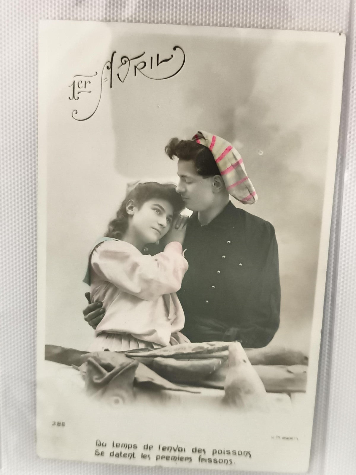 Carte postale ancienne 1er avril couple rétro colorisée CPA début XXe