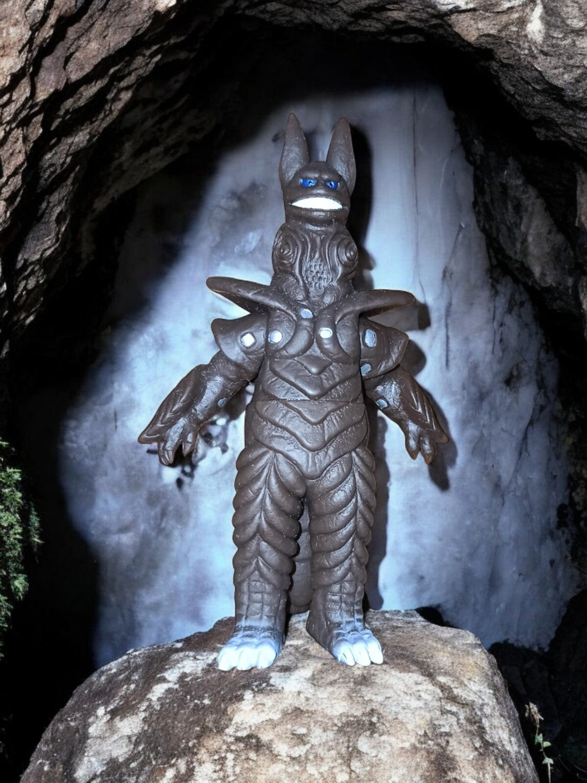 Figurine monstre Bandai Ultraman Orb HO PVC gris yeux bleus Japon