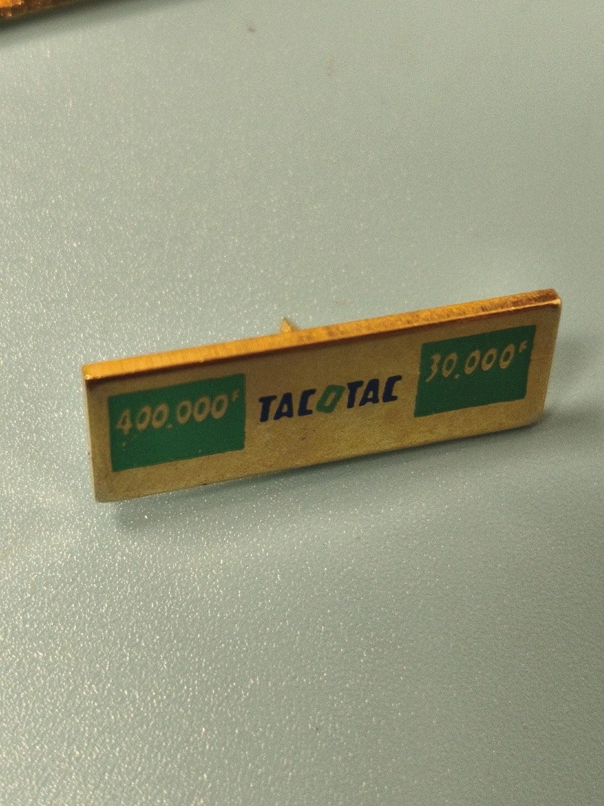 Vintage pin's TACOTAC ancien jeu de loterie, rectangulaire, vert et doré
