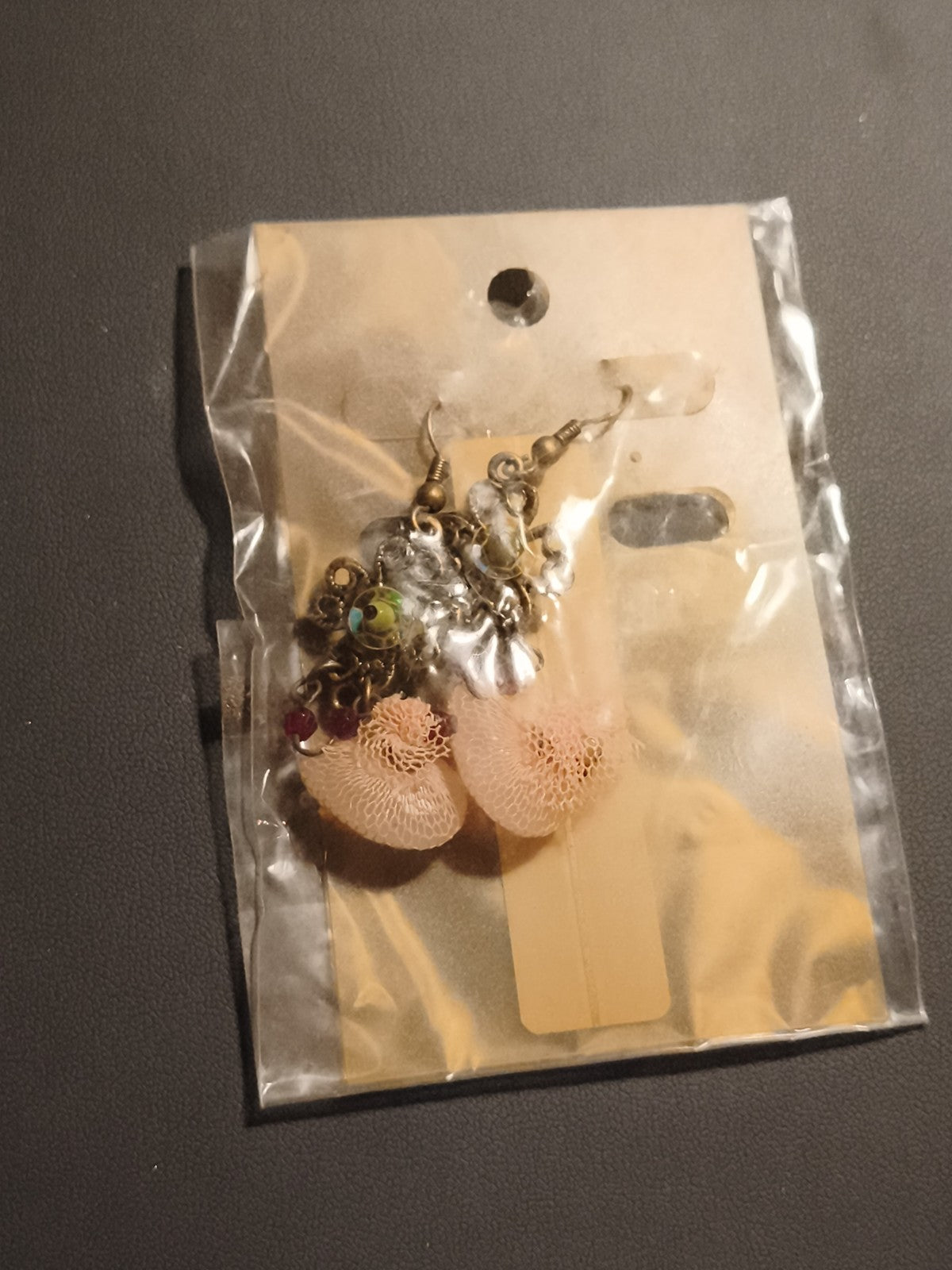 Boucles d’oreilles vintage pendantes bronze et résille rose deadstock magasin