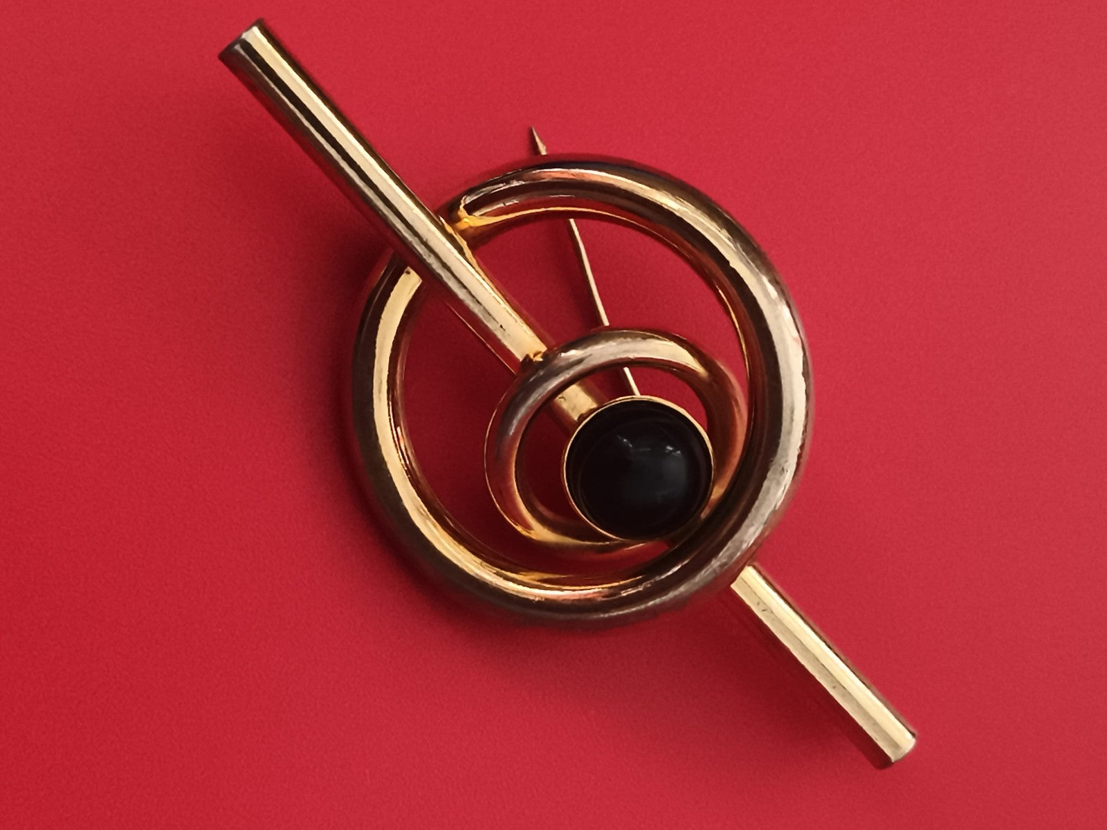 Broche ancienne design géométrique doré cercle pierre noire vintage rétro