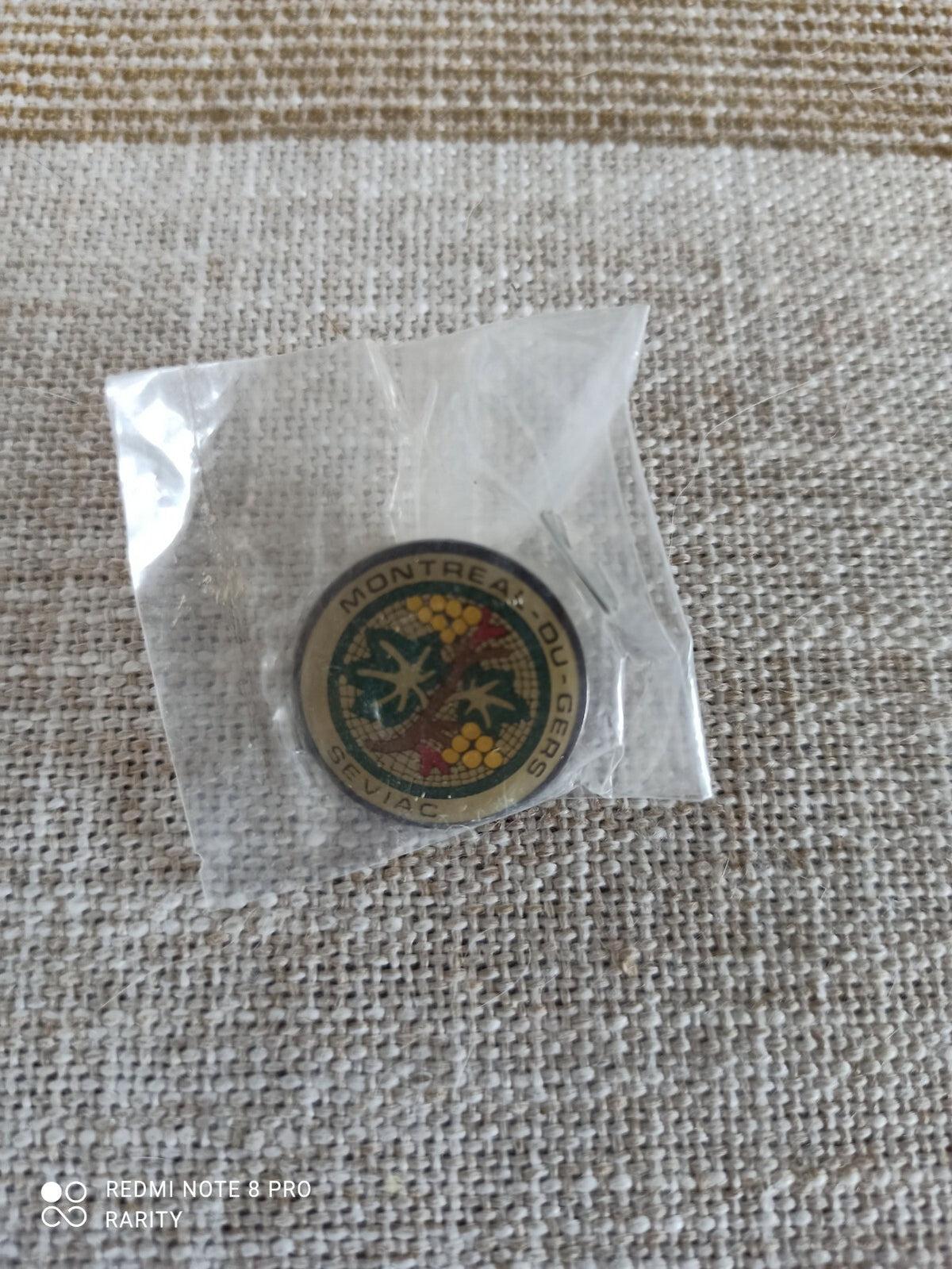 Pin's vintage Montréal du Gers SEVIAC ? édition rare, décor mosaïque couleur