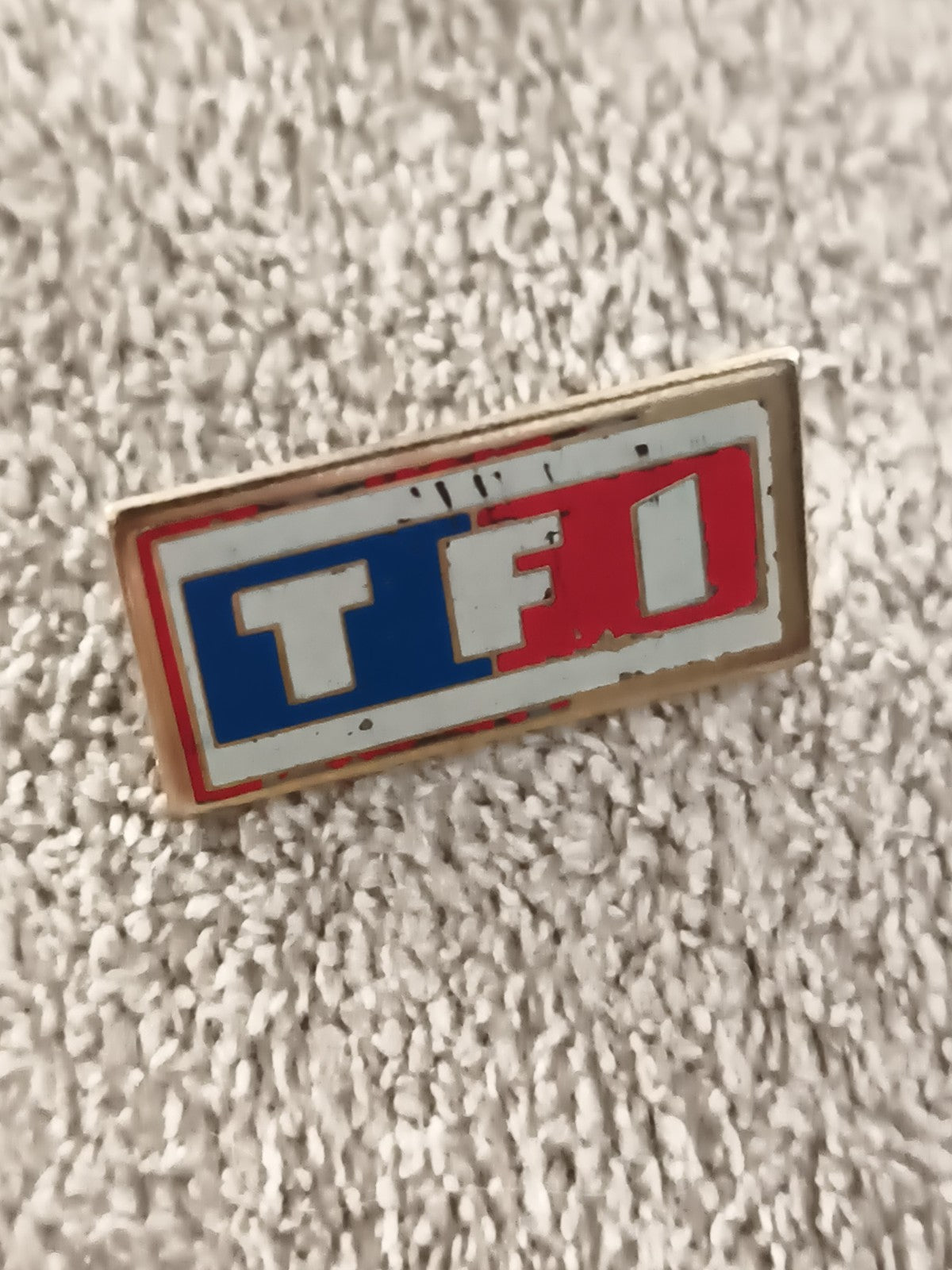 Pin's vintage TF1 logo ancien, badge émaillé rectangulaire années 80/90 (Ref 6)