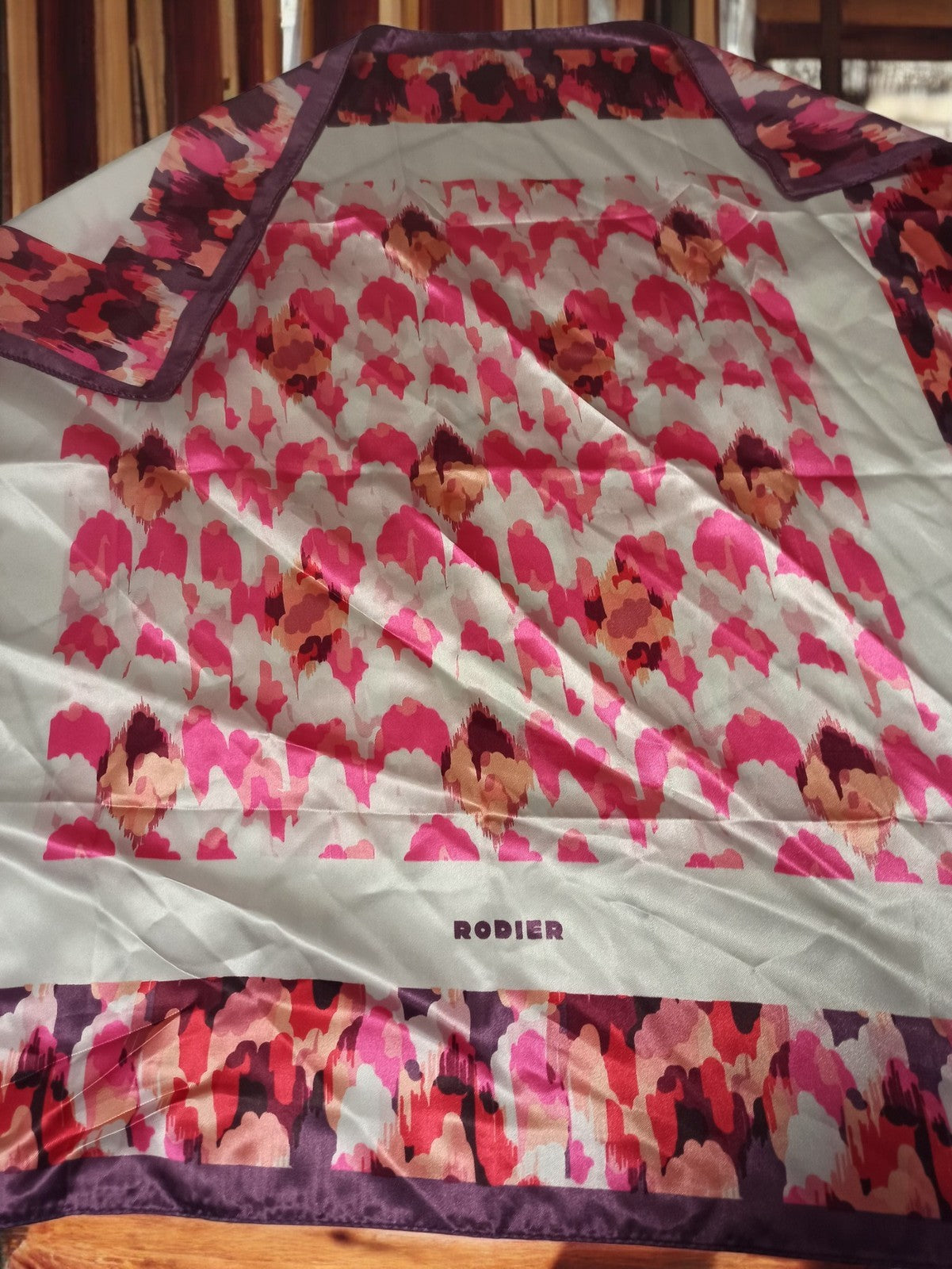 Foulard Rodier vintage en soie imprimée, motif abstrait rose, accessoire rétro f