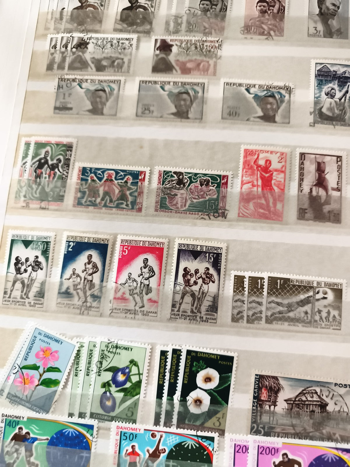 Timbres anciens Dahomey République du Dahomey sport fleurs lot philatélie