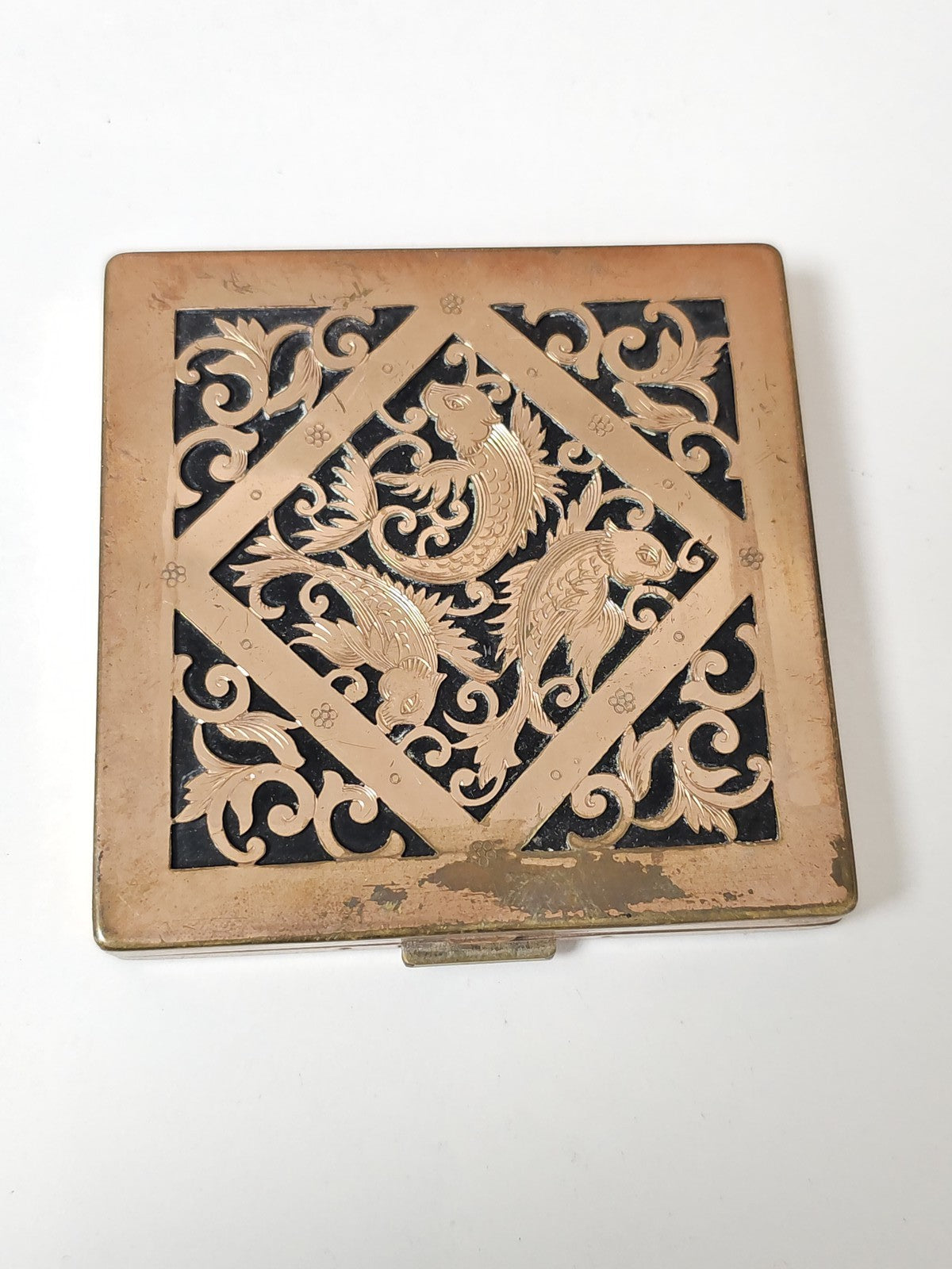 Vintage 1930s engraved gilded metal powder compact retro makeup collector's item