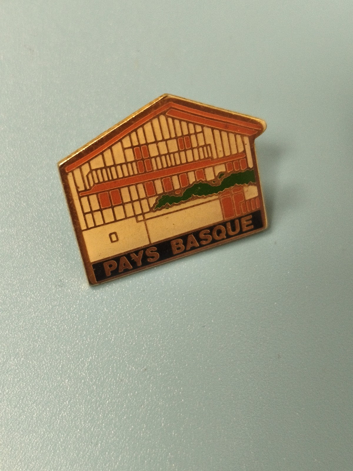 Vintage pin's Pays Basque maison basque émaillée collection régionalisme