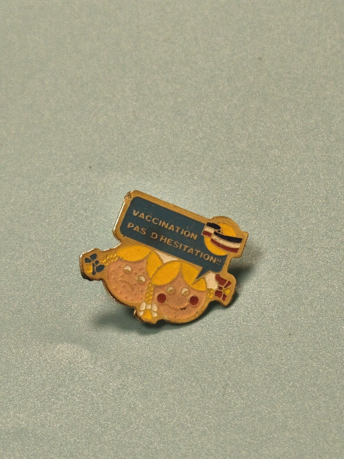 Vintage pin's vaccination enfant, badge ancien, "Vaccination pas d'hésitation"