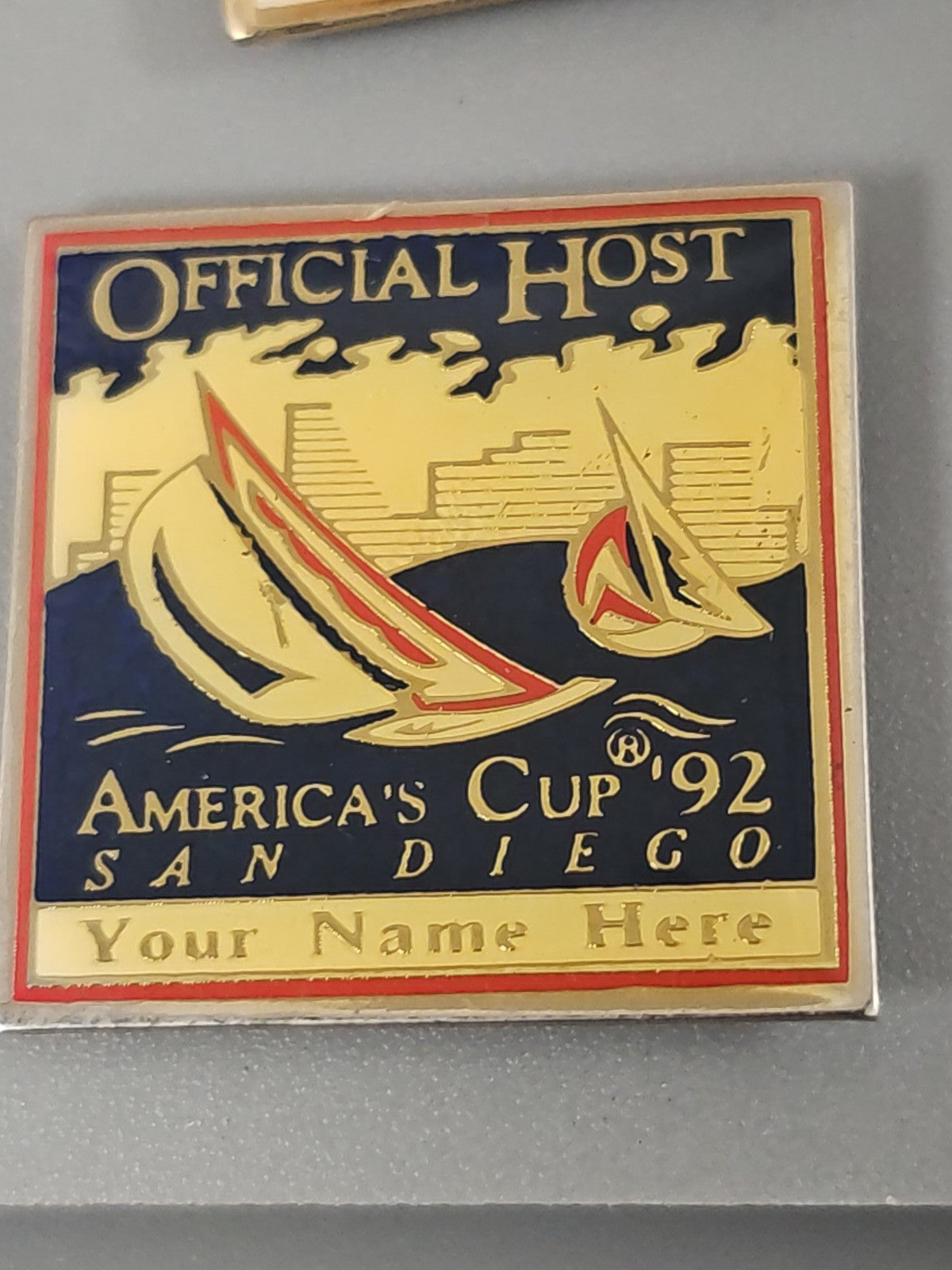 Pin's vintage officiel host ancien badge collection rétro épinglette événement r