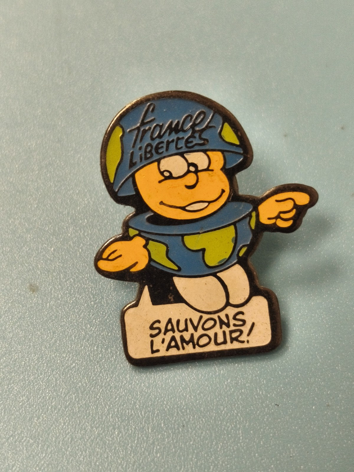 Vintage pin's France Libertés sauvons l'amour personnage émaillé collector
