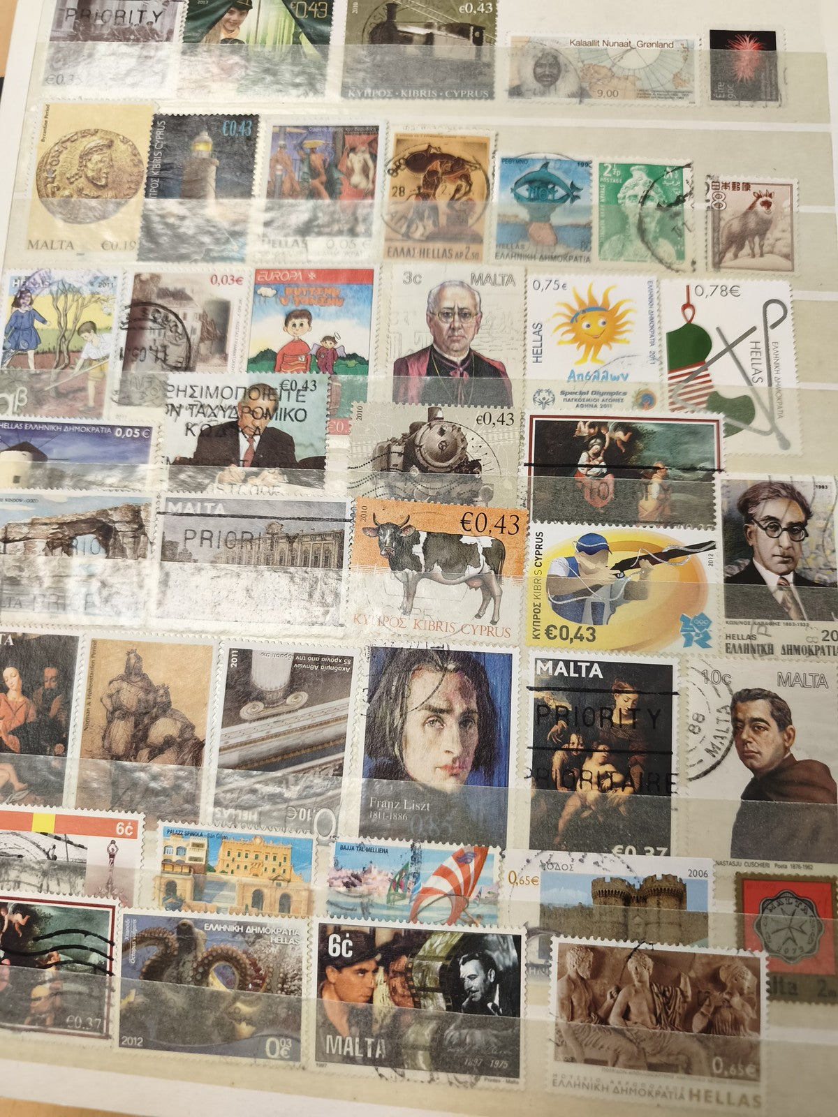 Lot timbres philatélie Europe divers pays, thèmes variés, couleurs multiples
