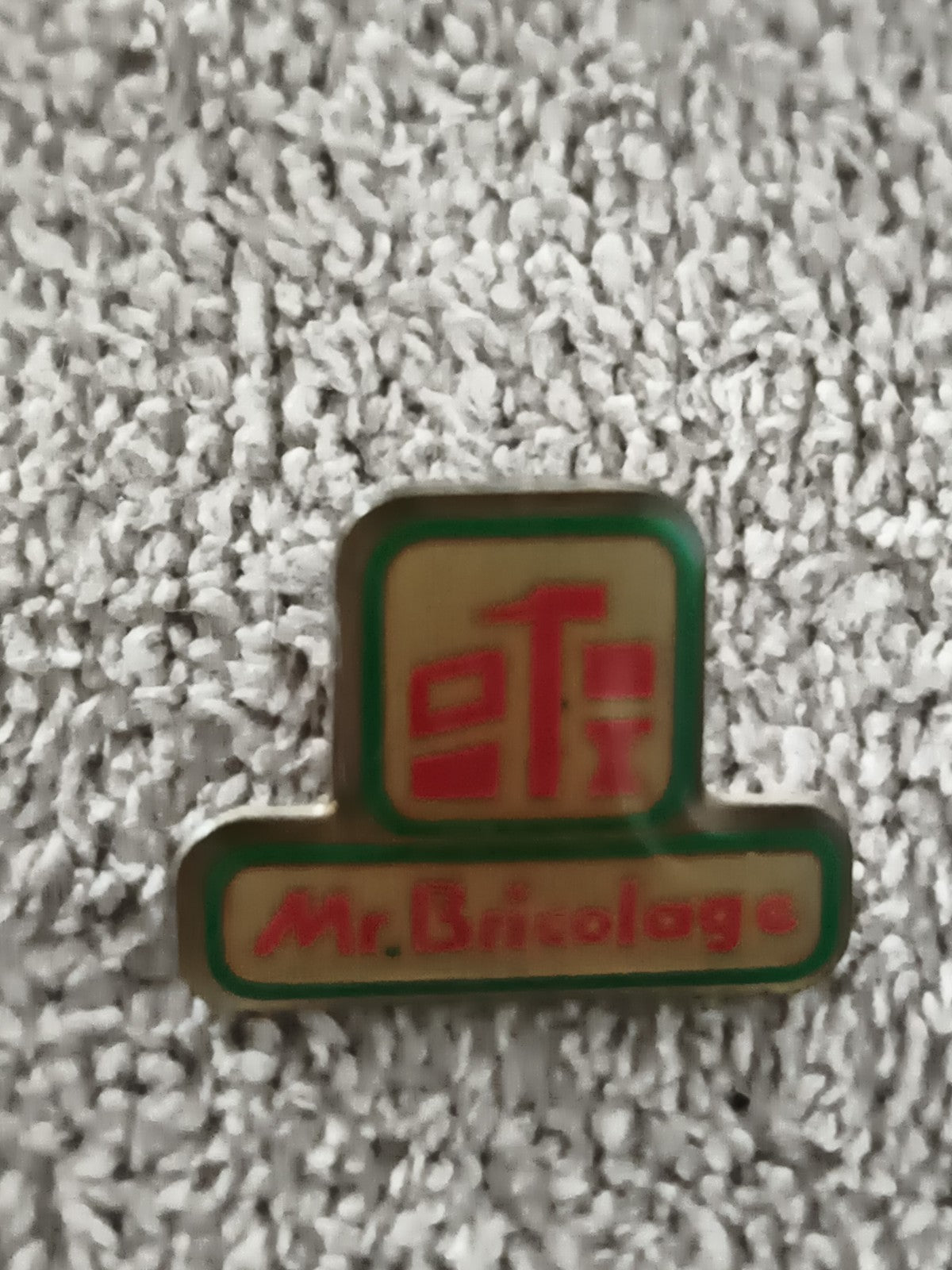 Pin's vintage Mr. Bricolage logo émaillé ancien badge publicitaire (Ref 10)