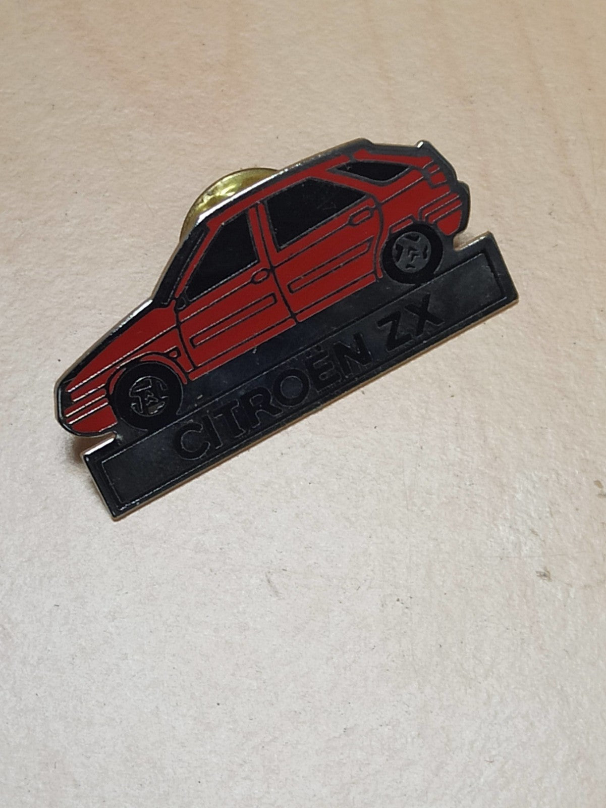 Pin's Citroën ZX vintage rouge ? badge rétro voiture française années 90