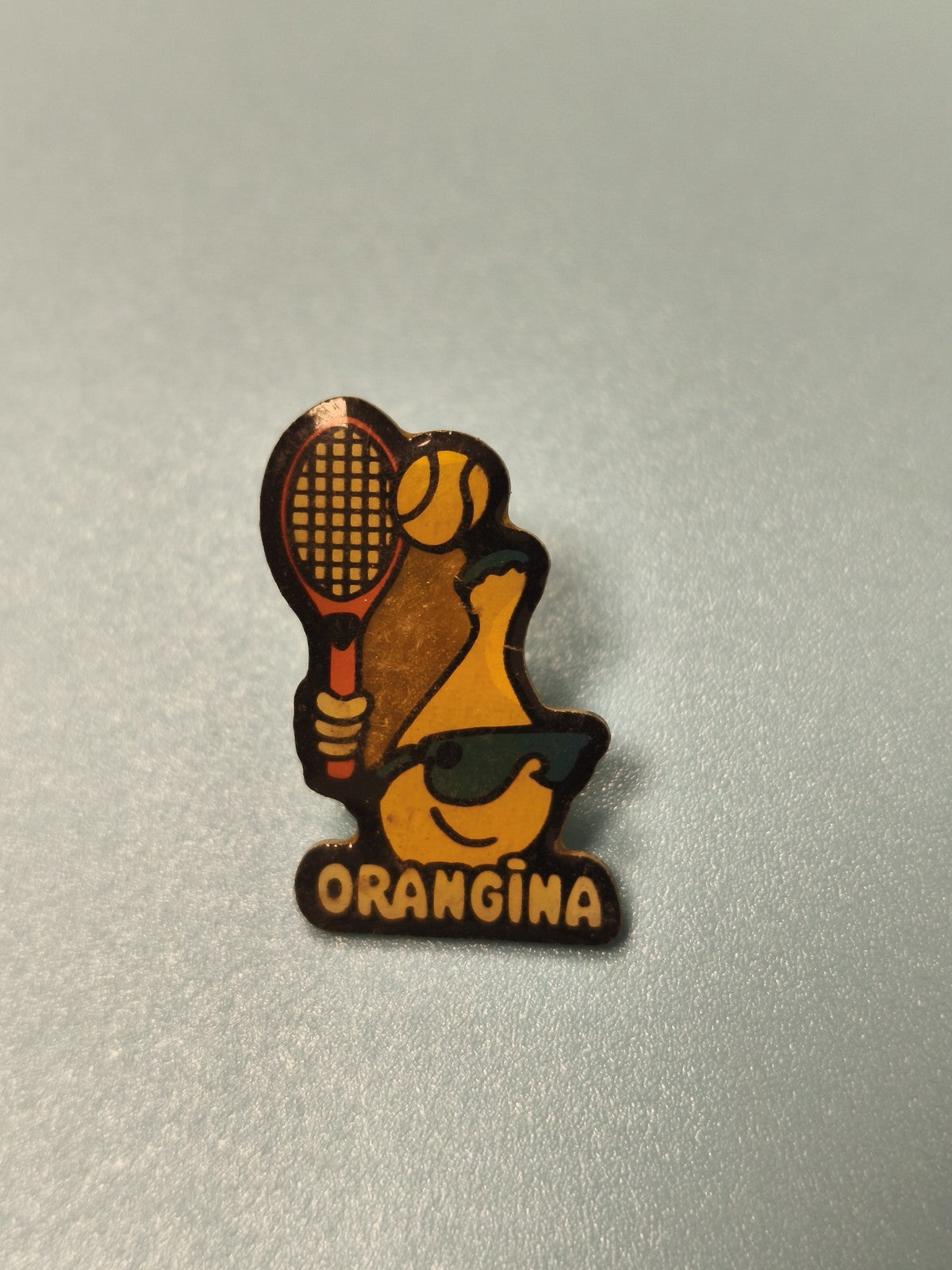 Vintage pin's Orangina tennis mascotte jaune lunettes collection rétro