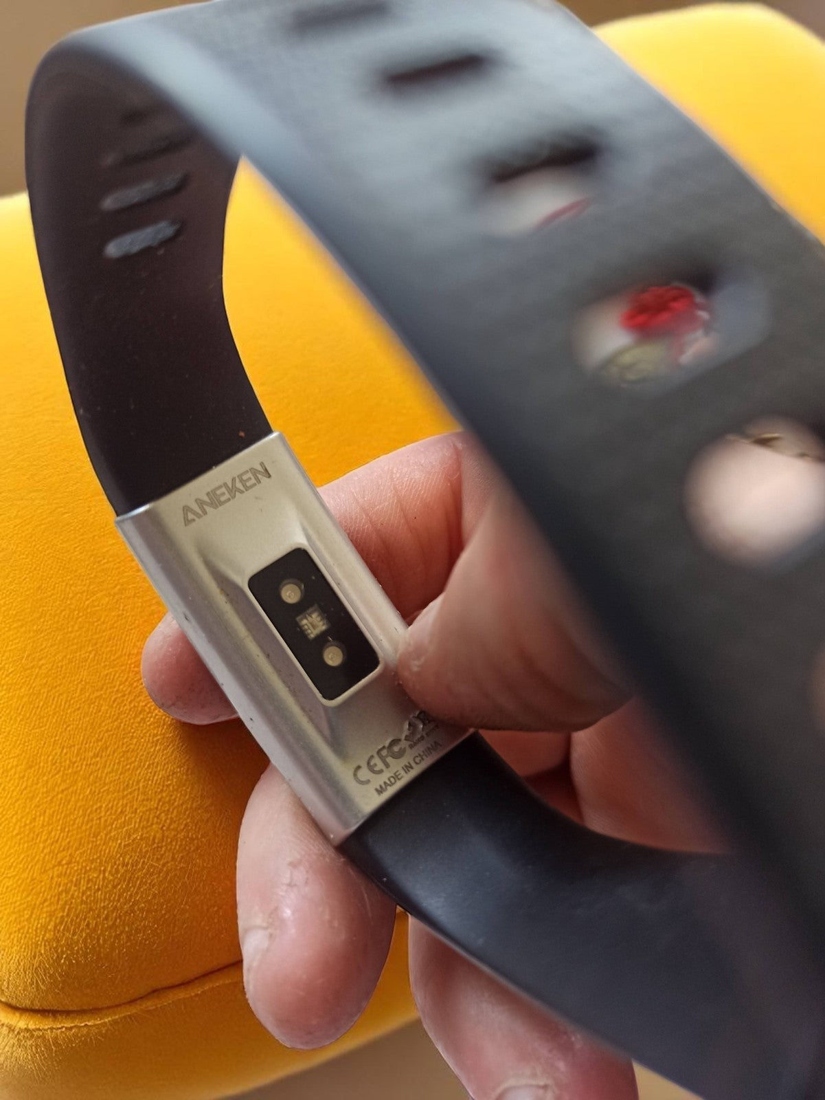 Montre connectée vintage à restaurer, bracelet noir, écran tactile, smartband