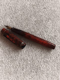 Stylo plume ancien marbré rouge noir vintage – plume orné – écriture rétro