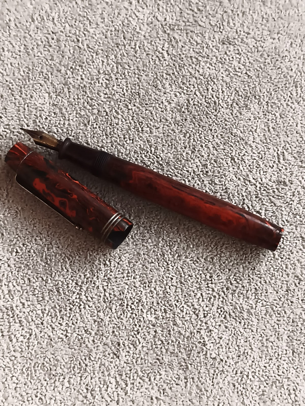 Stylo plume ancien marbré rouge noir vintage – plume orné – écriture rétro
