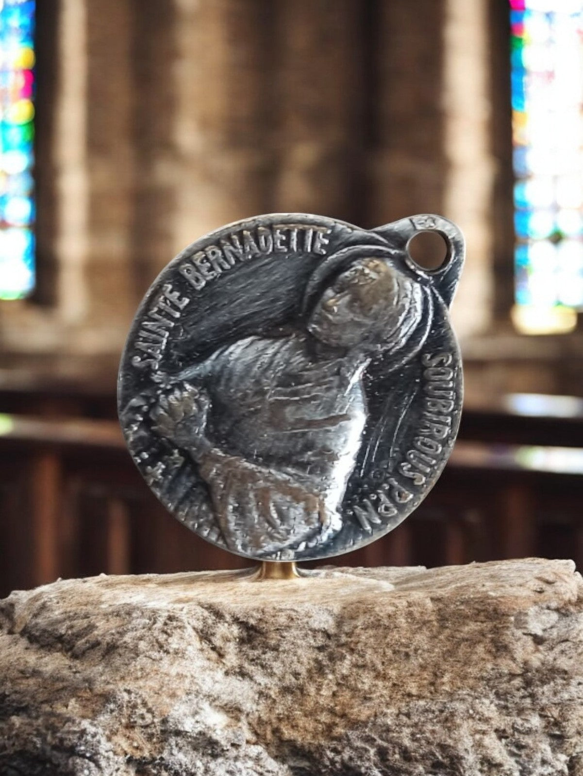 Médaille religieuse vintage Sainte Bernadette métal, Lourdes, pendentif ancien