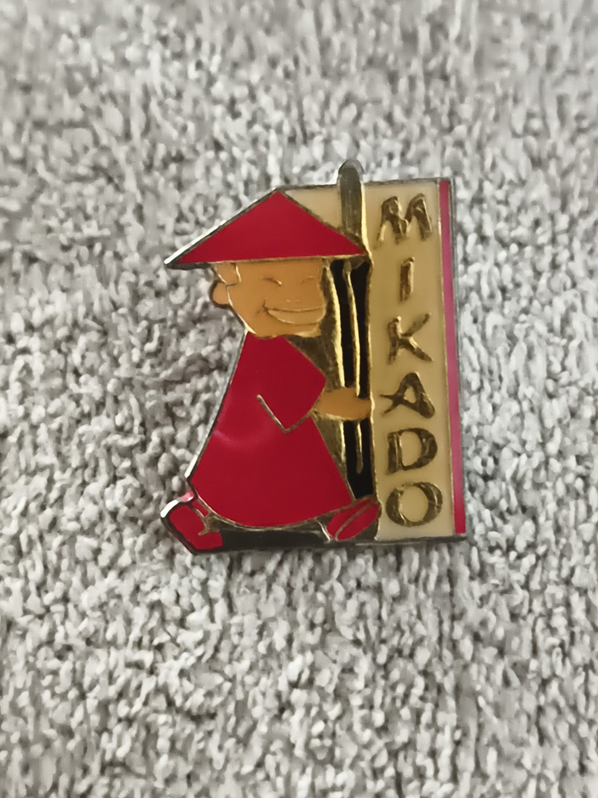 Pin's vintage Mikado rouge doré émaillé badge ancien jeu asiatique (Ref 10)