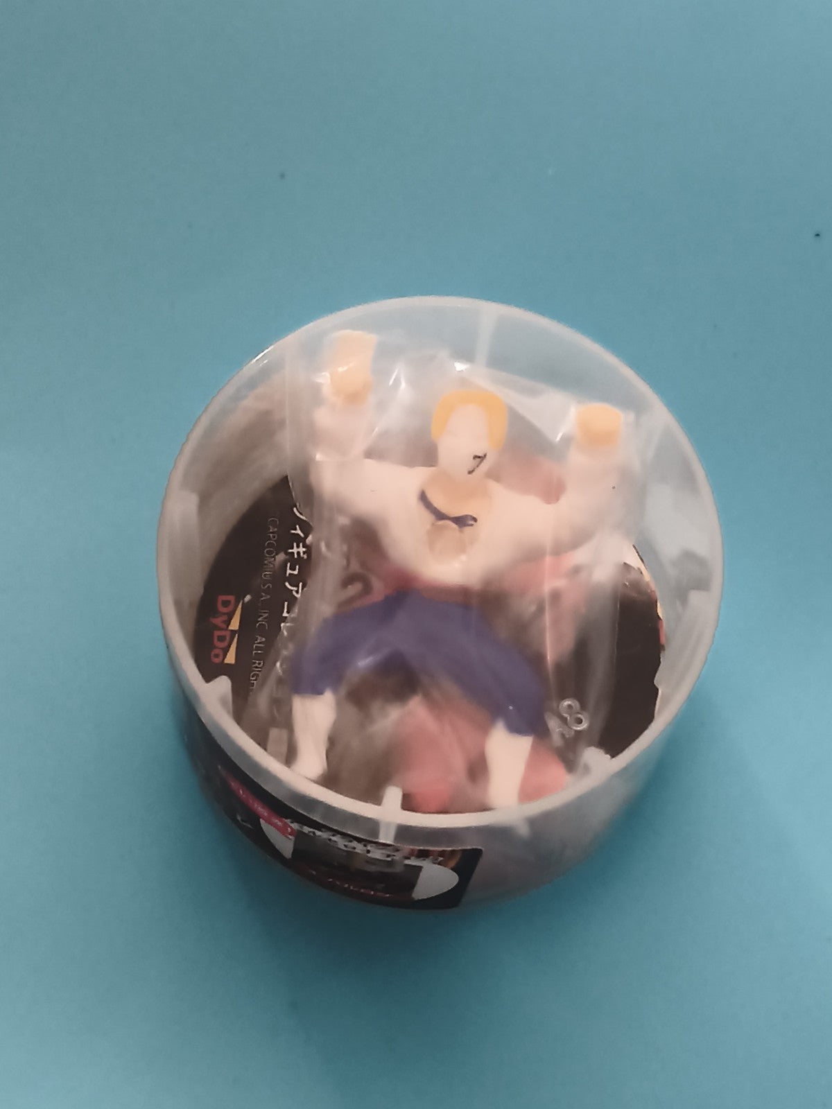 Figurine Street Fighter capsule gashapon personnage blond bras levés