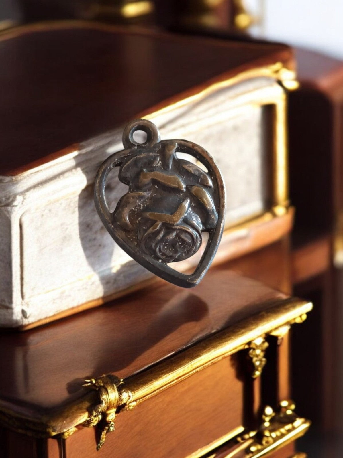 Pendentif religieux vintage en métal, Sacré-Cœur ajouré, médaille ancienne