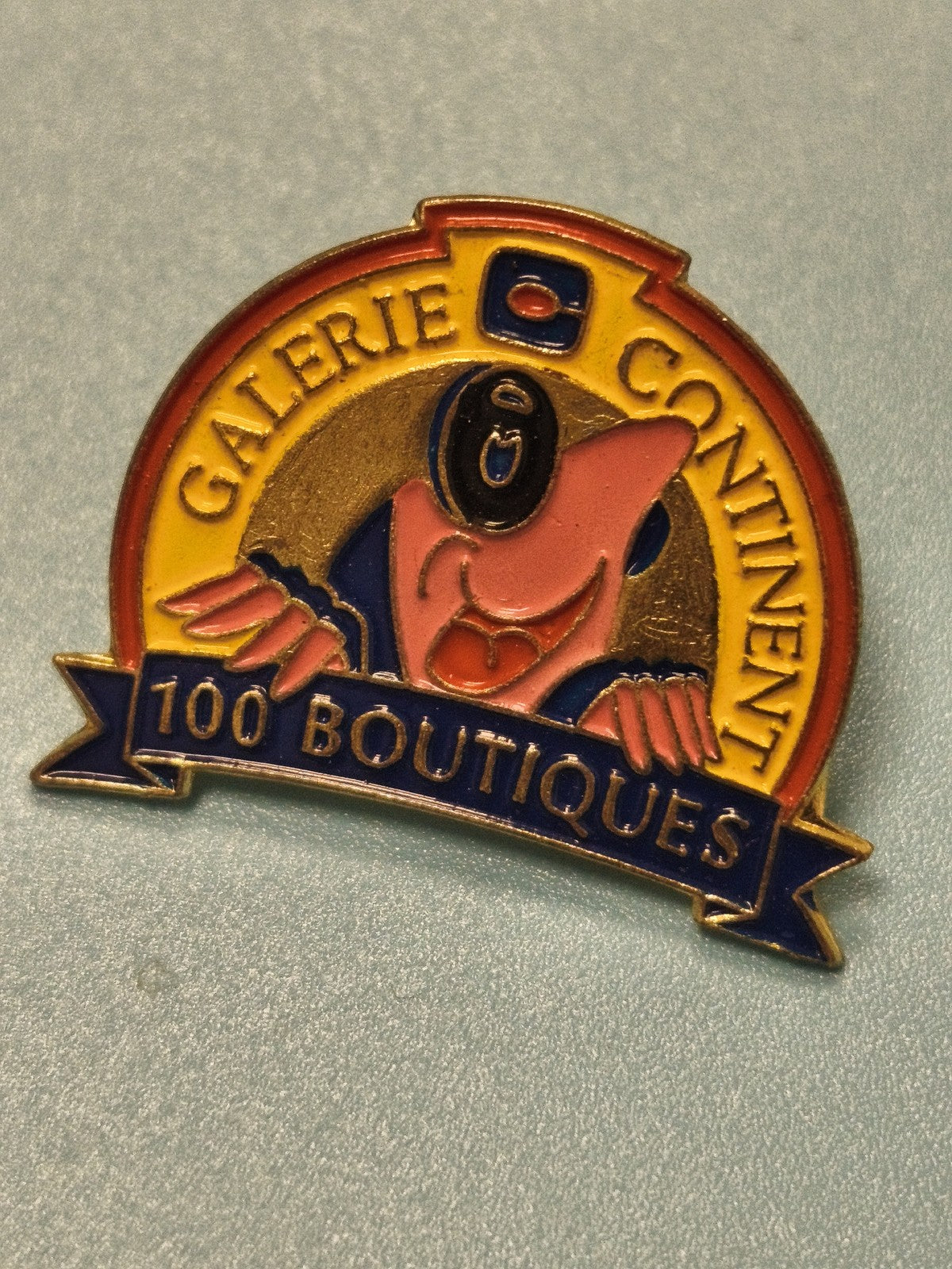 Vintage pin's Galerie Continent 100 Boutiques émaillé personnage rare