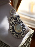 Pendentif vintage métal travaillé pierre naturelle cabochon ancien