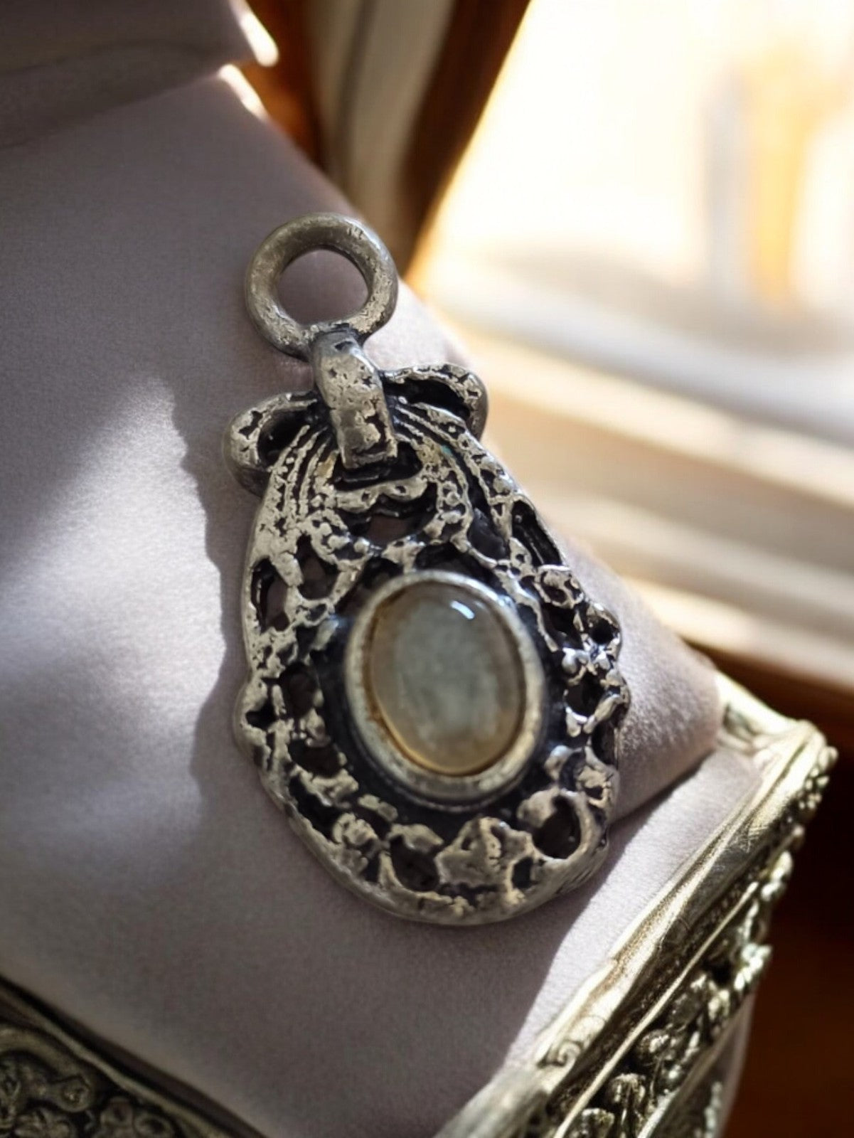 Pendentif vintage métal travaillé pierre naturelle cabochon ancien