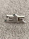 Pin's vintage lettrage ER finition argentée détail vert (Ref 3)