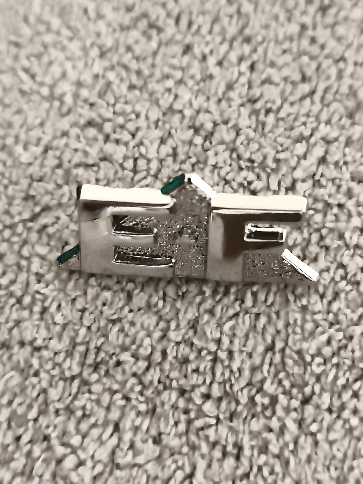 Pin's vintage lettrage ER finition argentée détail vert (Ref 3)