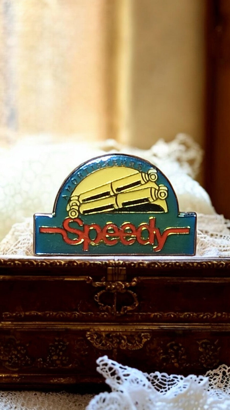 Pin's vintage Speedy rétro années 80, badge émaillé coloré, logo stylisé