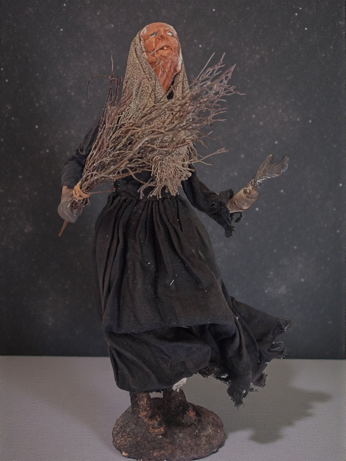 Alte Santon-Frau mit Besen, dekorative Vintage-Figur, Sammlung Fran