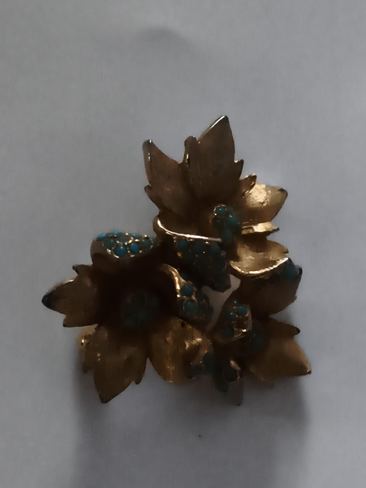 Broche vintage florale dorée, style rétro, décor fleurs turquoise, bijou ancien