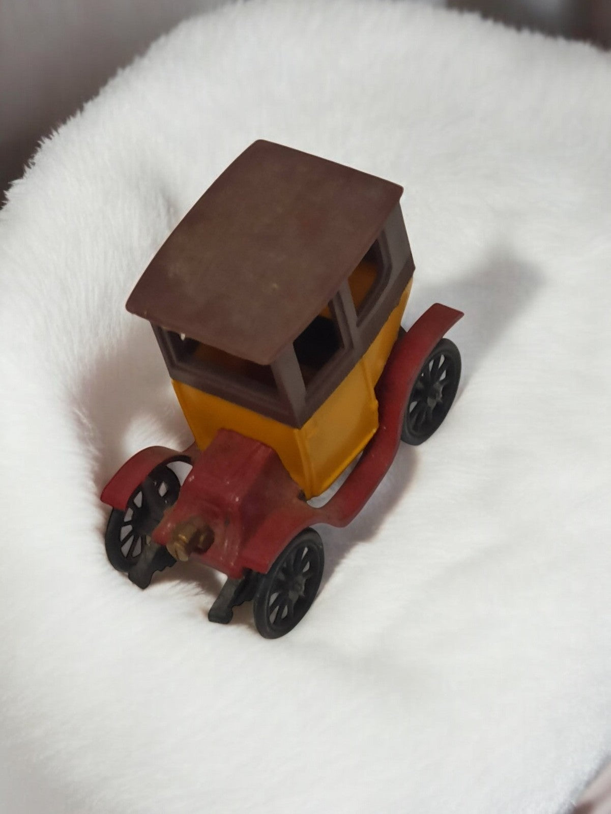 Véhicule miniature ancien vintage, voiture rétro collection jaune et rouge