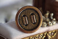 Bouton traditionnel ancien France, aspect bronze, motif texturé vintage