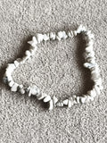 Bracelet pierres naturelles blanc gris, perles irrégulières, élastique fantaisie