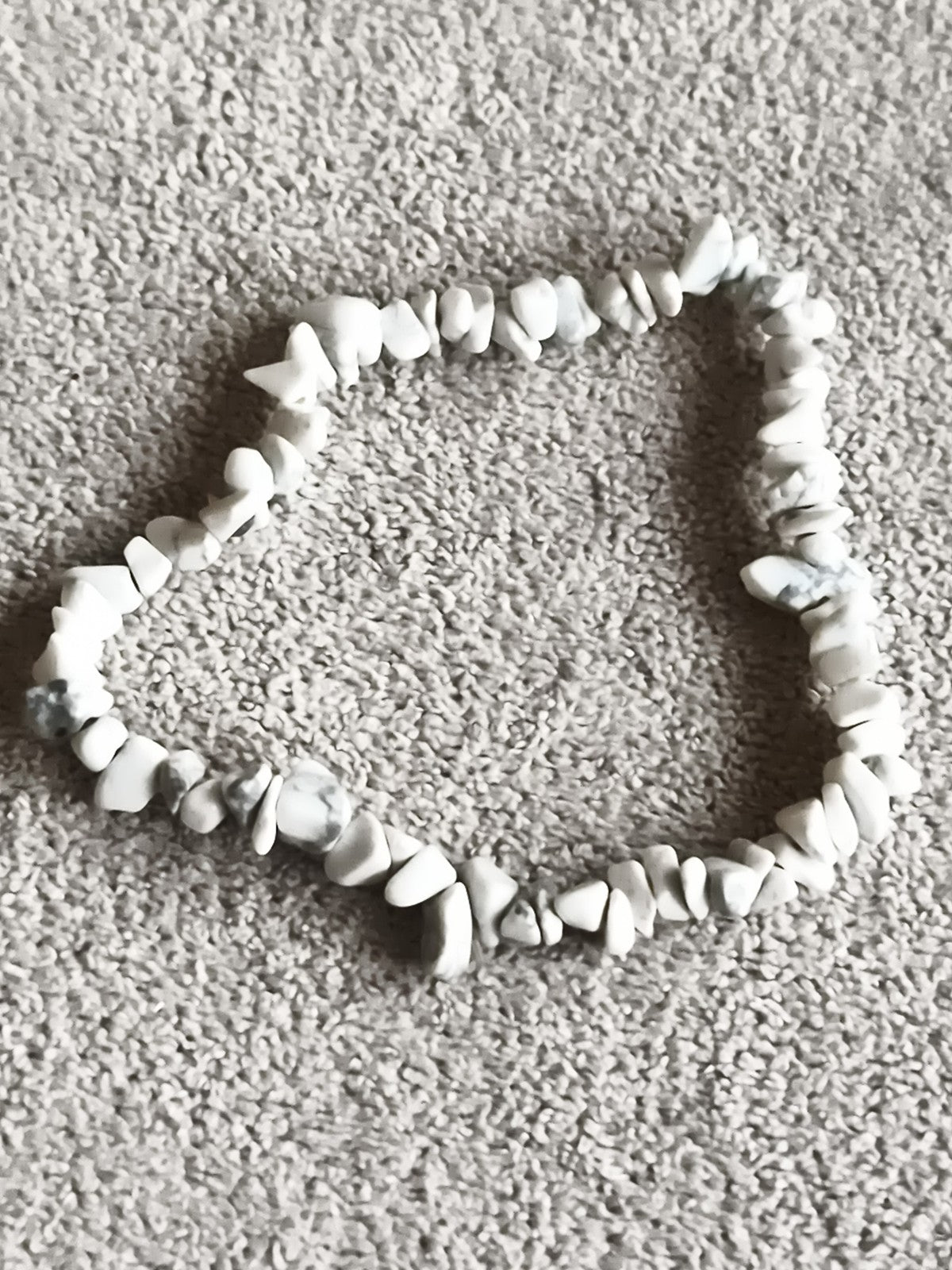 Bracelet pierres naturelles blanc gris, perles irrégulières, élastique fantaisie