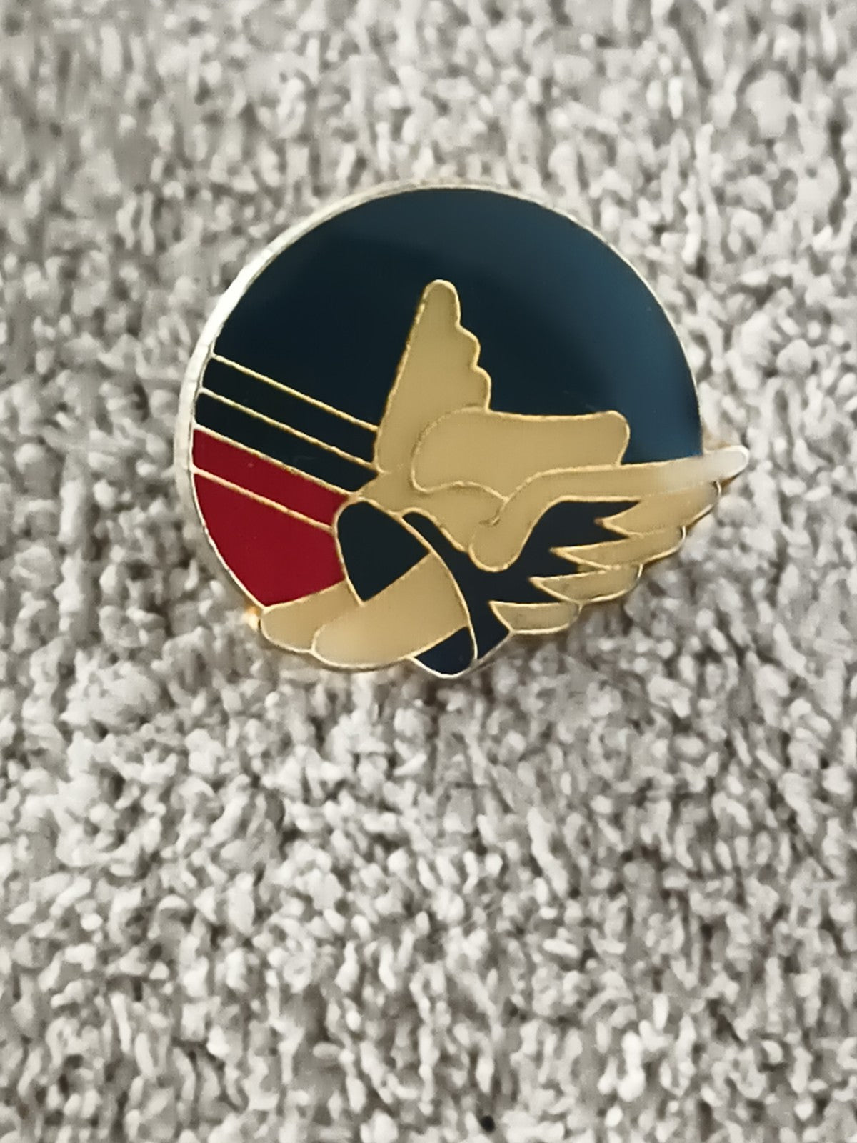 Pin's vintage motif aile dorée émaillée bleu rouge badge ancien (Ref 9)