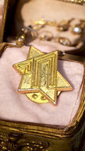 Pin's vintage étoile dorée relief géométrique, badge ancien rare