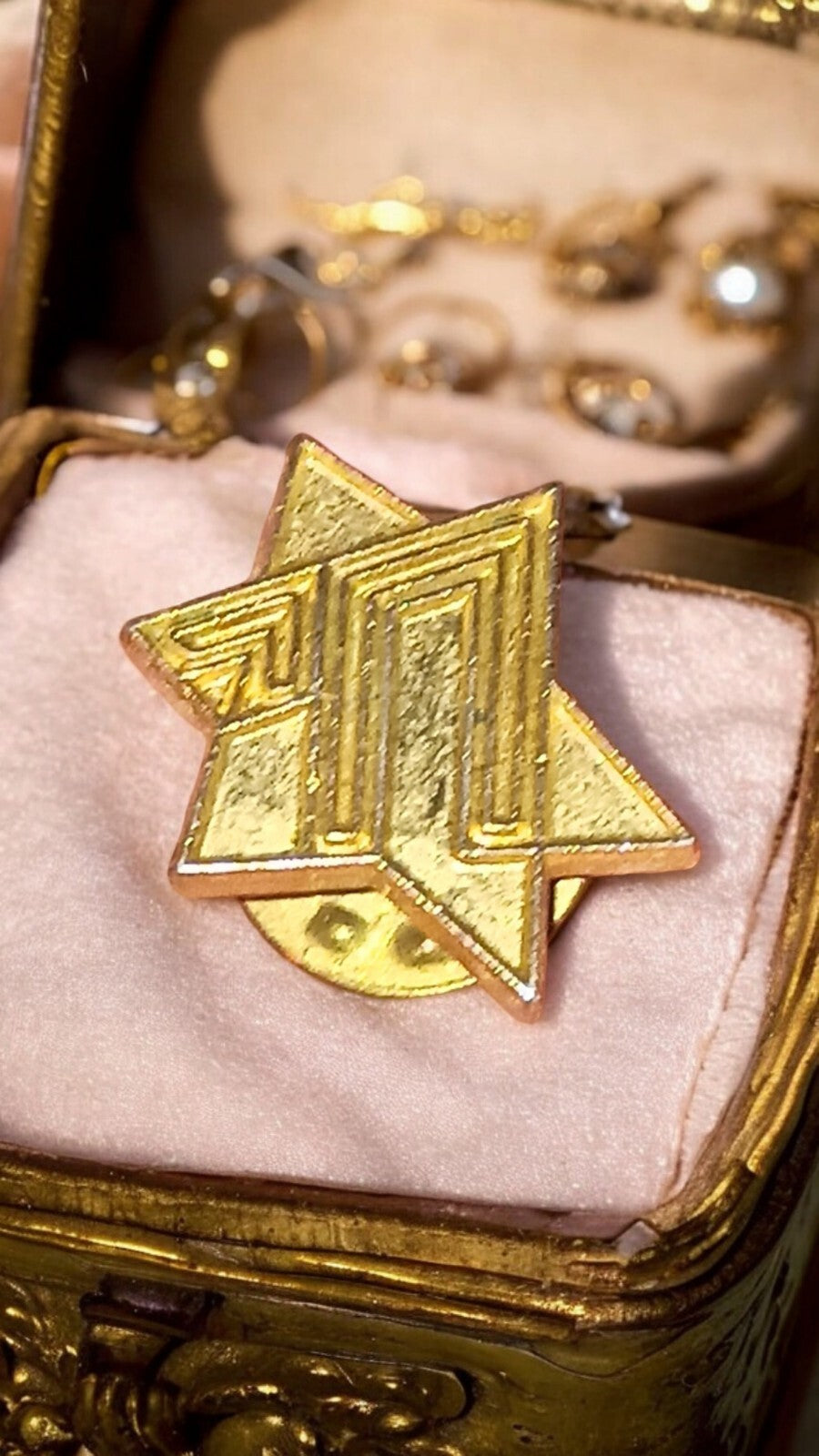 Pin's vintage étoile dorée relief géométrique, badge ancien rare
